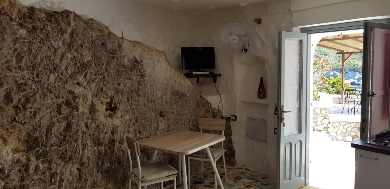 פונזה L'Incanto Di Cala Feola מראה חיצוני תמונה